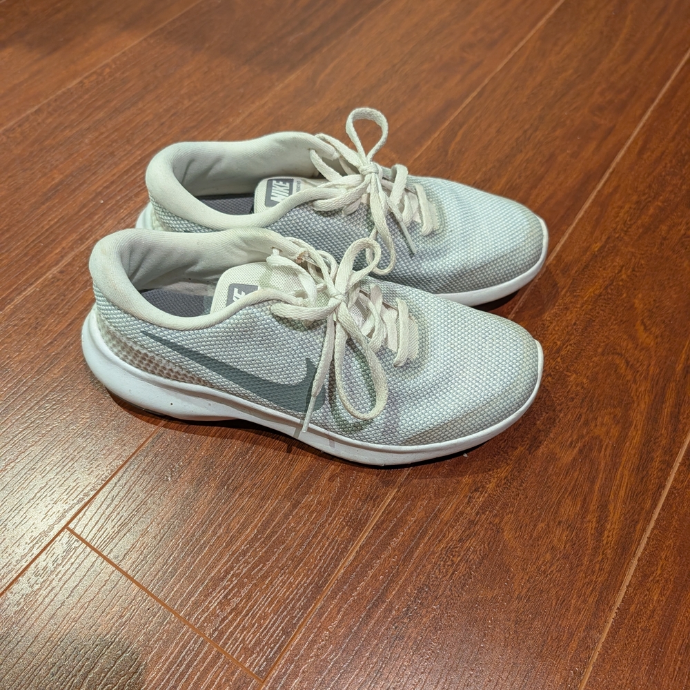Nike Size 6 Lightweight Mesh Sneakers in Light Grey